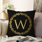 Siyah Zemin Gold Yaprak Çerçeveli W Harfi Özel Tasarım Dijital Baskılı Raşel Kadife Yastık Kırlent Kılıfı Realhomes