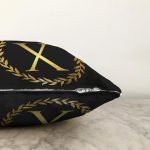 - Sonil-K9587-Gorsel3 - Realhomes Siyah Zemin Gold Yaprak Çerçeveli X Harfi Özel Tasarım Dijital Baskılı Raşel Kadife Yastık Kırlent Kılıfı Realhomes