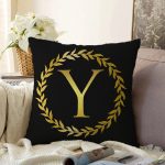 Siyah Zemin Gold Yaprak Çerçeveli Y Harfi Özel Tasarım Dijital Baskılı Raşel Kadife Yastık Kırlent Kılıfı Realhomes