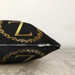 Siyah Zemin Gold Yaprak Çerçeveli Z Harfi Özel Tasarım Dijital Baskılı Raşel Kadife Yastık Kırlent Kılıfı Realhomes