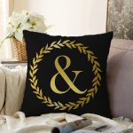 - Sonil-K9590-Gorsel1 - Realhomes Siyah Zemin Gold Yaprak Çerçeveli & Harfi Özel Tasarım Dijital Baskılı Raşel Kadife Yastık Kırlent Kılıfı Realhomes