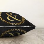 - Sonil-K9590-Gorsel3 - Realhomes Siyah Zemin Gold Yaprak Çerçeveli & Harfi Özel Tasarım Dijital Baskılı Raşel Kadife Yastık Kırlent Kılıfı Realhomes