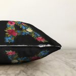 Siyah Zemin Renkli Gül Temalı A Harfi Özel Tasarım Dijital Baskılı Raşel Kadife Yastık Kırlent Kılıfı Realhomes