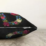 Siyah Zemin Renkli Gül Temalı D Harfi Özel Tasarım Dijital Baskılı Raşel Kadife Yastık Kırlent Kılıfı Realhomes