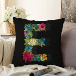 - Sonil-K9596-Gorsel1 - Realhomes Siyah Zemin Renkli Gül Temalı E Harfi Özel Tasarım Dijital Baskılı Raşel Kadife Yastık Kırlent Kılıfı Realhomes