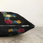 - Sonil-K9596-Gorsel3 - Realhomes Siyah Zemin Renkli Gül Temalı E Harfi Özel Tasarım Dijital Baskılı Raşel Kadife Yastık Kırlent Kılıfı Realhomes
