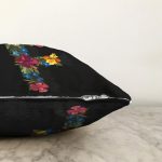 Siyah Zemin Renkli Gül Temalı F Harfi Özel Tasarım Dijital Baskılı Raşel Kadife Yastık Kırlent Kılıfı Realhomes