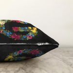 Siyah Zemin Renkli Gül Temalı G Harfi Özel Tasarım Dijital Baskılı Raşel Kadife Yastık Kırlent Kılıfı Realhomes