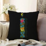 - Sonil-K9600-Gorsel1 - Realhomes Siyah Zemin Renkli Gül Temalı İ Harfi Özel Tasarım Dijital Baskılı Raşel Kadife Yastık Kırlent Kılıfı Realhomes