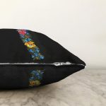 - Sonil-K9600-Gorsel3 - Realhomes Siyah Zemin Renkli Gül Temalı İ Harfi Özel Tasarım Dijital Baskılı Raşel Kadife Yastık Kırlent Kılıfı Realhomes