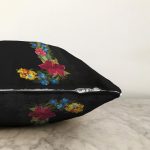 Siyah Zemin Renkli Gül Temalı J Harfi Özel Tasarım Dijital Baskılı Raşel Kadife Yastık Kırlent Kılıfı Realhomes
