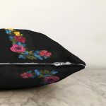 Siyah Zemin Renkli Gül Temalı L Harfi Özel Tasarım Dijital Baskılı Raşel Kadife Yastık Kırlent Kılıfı Realhomes
