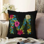 Siyah Zemin Renkli Gül Temalı M Harfi Özel Tasarım Dijital Baskılı Raşel Kadife Yastık Kırlent Kılıfı Realhomes