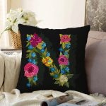 Siyah Zemin Renkli Gül Temalı N Harfi Özel Tasarım Dijital Baskılı Raşel Kadife Yastık Kırlent Kılıfı Realhomes