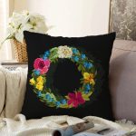 Siyah Zemin Renkli Gül Temalı O Harfi Özel Tasarım Dijital Baskılı Raşel Kadife Yastık Kırlent Kılıfı Realhomes
