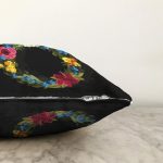 Siyah Zemin Renkli Gül Temalı O Harfi Özel Tasarım Dijital Baskılı Raşel Kadife Yastık Kırlent Kılıfı Realhomes
