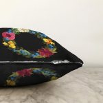 Siyah Zemin Renkli Gül Temalı Ö Harfi Özel Tasarım Dijital Baskılı Raşel Kadife Yastık Kırlent Kılıfı Realhomes
