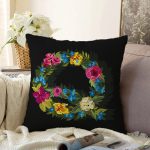 Siyah Zemin Renkli Gül Temalı Q Harfi Özel Tasarım Dijital Baskılı Raşel Kadife Yastık Kırlent Kılıfı Realhomes