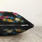 Siyah Zemin Renkli Gül Temalı Q Harfi Özel Tasarım Dijital Baskılı Raşel Kadife Yastık Kırlent Kılıfı Realhomes