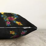 Siyah Zemin Renkli Gül Temalı R Harfi Özel Tasarım Dijital Baskılı Raşel Kadife Yastık Kırlent Kılıfı Realhomes