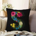 Siyah Zemin Renkli Gül Temalı S Harfi Özel Tasarım Dijital Baskılı Raşel Kadife Yastık Kırlent Kılıfı Realhomes
