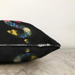 Siyah Zemin Renkli Gül Temalı Ş Harfi Özel Tasarım Dijital Baskılı Raşel Kadife Yastık Kırlent Kılıfı Realhomes