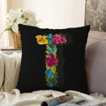 - Sonil-K9614-Gorsel1 - Realhomes Siyah Zemin Renkli Gül Temalı T Harfi Özel Tasarım Dijital Baskılı Raşel Kadife Yastık Kırlent Kılıfı Realhomes