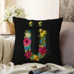 Siyah Zemin Renkli Gül Temalı Ü Harfi Özel Tasarım Dijital Baskılı Raşel Kadife Yastık Kırlent Kılıfı Realhomes