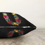 Siyah Zemin Renkli Gül Temalı Ü Harfi Özel Tasarım Dijital Baskılı Raşel Kadife Yastık Kırlent Kılıfı Realhomes