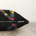 Siyah Zemin Renkli Gül Temalı V Harfi Özel Tasarım Dijital Baskılı Raşel Kadife Yastık Kırlent Kılıfı Realhomes