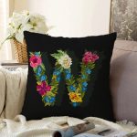 Siyah Zemin Renkli Gül Temalı W Harfi Özel Tasarım Dijital Baskılı Raşel Kadife Yastık Kırlent Kılıfı Realhomes