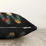 Siyah Zemin Renkli Gül Temalı W Harfi Özel Tasarım Dijital Baskılı Raşel Kadife Yastık Kırlent Kılıfı Realhomes