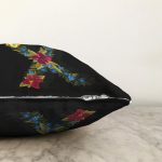 - Sonil-K9619-Gorsel3 - Realhomes Siyah Zemin Renkli Gül Temalı X Harfi Özel Tasarım Dijital Baskılı Raşel Kadife Yastık Kırlent Kılıfı Realhomes