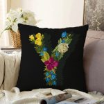 - Sonil-K9620-Gorsel1 - Realhomes Siyah Zemin Renkli Gül Temalı Y Harfi Özel Tasarım Dijital Baskılı Raşel Kadife Yastık Kırlent Kılıfı Realhomes