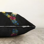 - Sonil-K9620-Gorsel3 - Realhomes Siyah Zemin Renkli Gül Temalı Y Harfi Özel Tasarım Dijital Baskılı Raşel Kadife Yastık Kırlent Kılıfı Realhomes