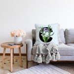 - Sonil-K9625-Gorsel2 - Realhomes Mavi Zemin Çiçek Desenli Siyah C Harfi Özel Tasarım Dijital Baskılı Raşel Kadife Yastık Kırlent Kılıfı Realhomes
