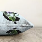 - Sonil-K9626-Gorsel3 - Realhomes Mavi Zemin Çiçek Desenli Siyah Ç Harfi Özel Tasarım Dijital Baskılı Raşel Kadife Yastık Kırlent Kılıfı Realhomes