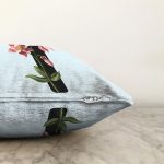 Mavi Zemin Çiçek Desenli Siyah İ Harfi Özel Tasarım Dijital Baskılı Raşel Kadife Yastık Kırlent Kılıfı Realhomes