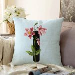 - Sonil-K9633-Gorsel1 - Realhomes Mavi Zemin Çiçek Desenli Siyah I Harfi Özel Tasarım Dijital Baskılı Raşel Kadife Yastık Kırlent Kılıfı Realhomes