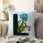 - Sonil-K9636-Gorsel1 - Realhomes Mavi Zemin Çiçek Desenli Siyah L Harfi Özel Tasarım Dijital Baskılı Raşel Kadife Yastık Kırlent Kılıfı Realhomes