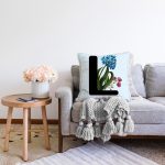 - Sonil-K9636-Gorsel2 - Realhomes Mavi Zemin Çiçek Desenli Siyah L Harfi Özel Tasarım Dijital Baskılı Raşel Kadife Yastık Kırlent Kılıfı Realhomes