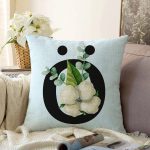 - Sonil-K9640-Gorsel1 - Realhomes Mavi Zemin Çiçek Desenli Siyah Ö Harfi Özel Tasarım Dijital Baskılı Raşel Kadife Yastık Kırlent Kılıfı Realhomes