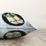 - Sonil-K9640-Gorsel3 - Realhomes Mavi Zemin Çiçek Desenli Siyah Ö Harfi Özel Tasarım Dijital Baskılı Raşel Kadife Yastık Kırlent Kılıfı Realhomes