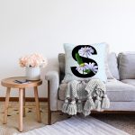 Mavi Zemin Çiçek Desenli Siyah S Harfi Özel Tasarım Dijital Baskılı Raşel Kadife Yastık Kırlent Kılıfı Realhomes