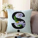 Mavi Zemin Çiçek Desenli Siyah Ş Harfi Özel Tasarım Dijital Baskılı Raşel Kadife Yastık Kırlent Kılıfı Realhomes