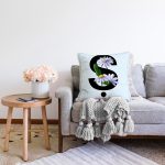 Mavi Zemin Çiçek Desenli Siyah Ş Harfi Özel Tasarım Dijital Baskılı Raşel Kadife Yastık Kırlent Kılıfı Realhomes