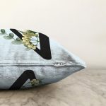 Mavi Zemin Çiçek Desenli Siyah V Harfi Özel Tasarım Dijital Baskılı Raşel Kadife Yastık Kırlent Kılıfı Realhomes