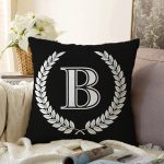 - Sonil-K9656-Gorsel1 - Realhomes Siyah Beyaz Çelenkli B Harfi Özel Tasarım Dijital Baskılı Raşel Kadife Yastık Kırlent Kılıfı Realhomes