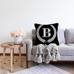 - Sonil-K9656-Gorsel2 - Realhomes Siyah Beyaz Çelenkli B Harfi Özel Tasarım Dijital Baskılı Raşel Kadife Yastık Kırlent Kılıfı Realhomes