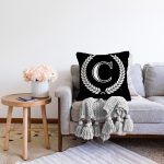 - Sonil-K9657-Gorsel2 - Realhomes Siyah Beyaz Çelenkli C Harfi Özel Tasarım Dijital Baskılı Raşel Kadife Yastık Kırlent Kılıfı Realhomes